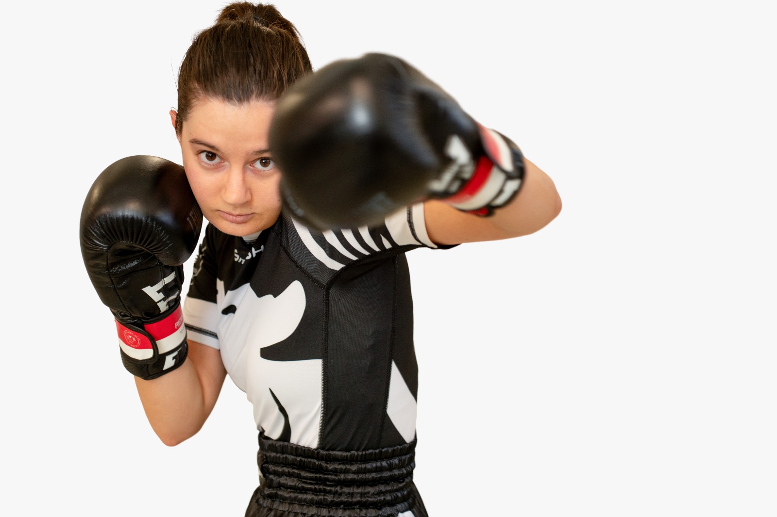 Sportlerin in Boxhaltung mit Boxhandschuhen