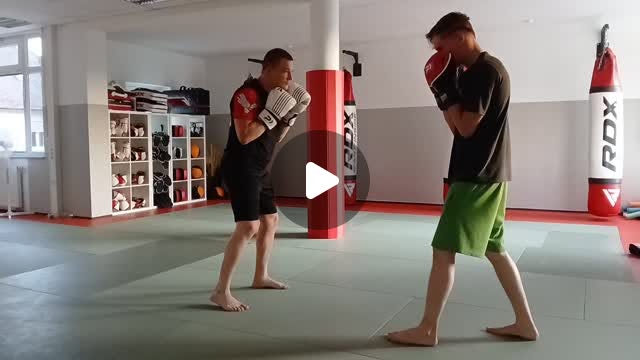 Vorschau auf ein Instagram-Reel mit zwei Männern beim Kampfsporttraining
